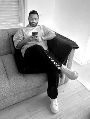 شاهد .. تامر حسني يحول شقيقه حسام لمصور.. وهذه النتيجة