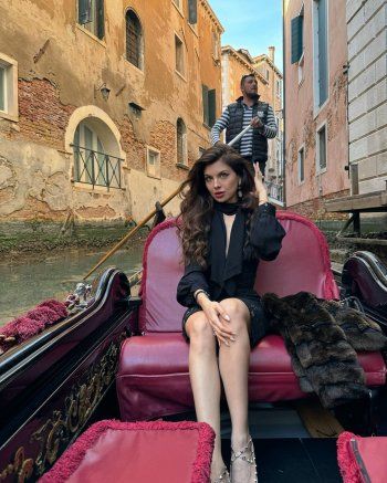 شاهد .. من فينيسيا.. ملكة جمال لبنان لعام 2018 تختار اللون الأسود لتخطف الأنظار