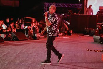 شاهد .. عمرو دياب بساعة "شوبارد ألباين إيغل" الفاخرة على مسرح الجونة وهذا سعرها المرتفع - بالصور