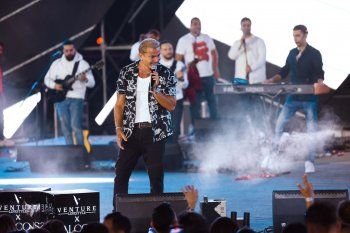 شاهد .. عمرو دياب بساعة "شوبارد ألباين إيغل" الفاخرة على مسرح الجونة وهذا سعرها المرتفع - بالصور