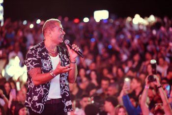 شاهد .. عمرو دياب بساعة "شوبارد ألباين إيغل" الفاخرة على مسرح الجونة وهذا سعرها المرتفع - بالصور