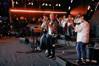 شاهد .. عمرو دياب بساعة "شوبارد ألباين إيغل" الفاخرة على مسرح الجونة وهذا سعرها المرتفع - بالصور