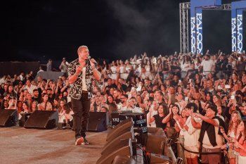 شاهد .. عمرو دياب بساعة "شوبارد ألباين إيغل" الفاخرة على مسرح الجونة وهذا سعرها المرتفع - بالصور