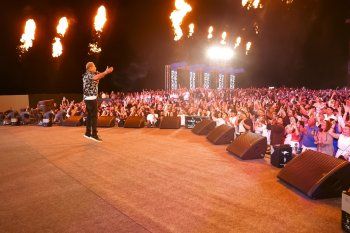 شاهد .. عمرو دياب بساعة "شوبارد ألباين إيغل" الفاخرة على مسرح الجونة وهذا سعرها المرتفع - بالصور