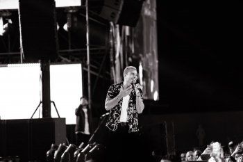 شاهد .. عمرو دياب بساعة "شوبارد ألباين إيغل" الفاخرة على مسرح الجونة وهذا سعرها المرتفع - بالصور