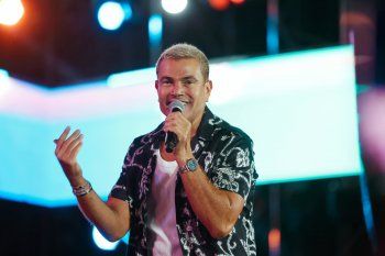 شاهد .. عمرو دياب بساعة "شوبارد ألباين إيغل" الفاخرة على مسرح الجونة وهذا سعرها المرتفع - بالصور