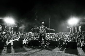 شاهد .. عمرو دياب بساعة "شوبارد ألباين إيغل" الفاخرة على مسرح الجونة وهذا سعرها المرتفع - بالصور