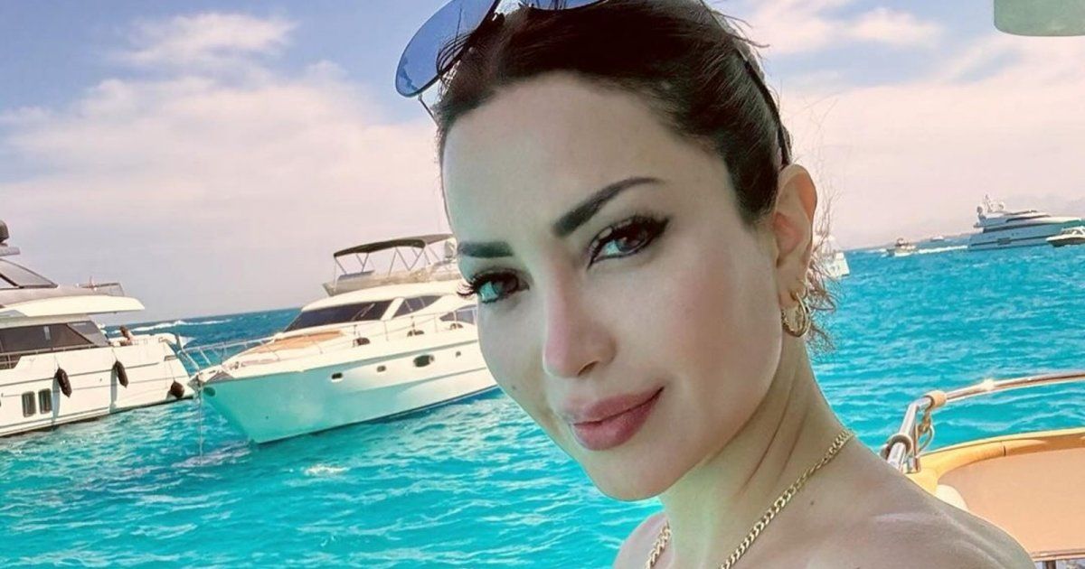 شاهد .. نسرين طافش حافية القدمين على متن قارب.. وقد اختارت هذا اللون