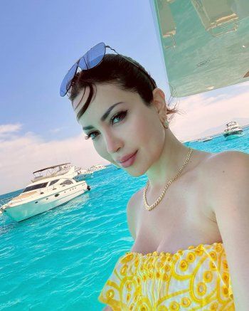 شاهد .. نسرين طافش حافية القدمين على متن قارب.. وقد اختارت هذا اللون