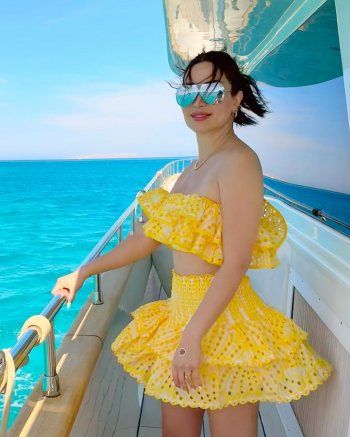 شاهد .. نسرين طافش حافية القدمين على متن قارب.. وقد اختارت هذا اللون