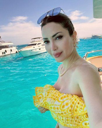شاهد .. نسرين طافش حافية القدمين على متن قارب.. وقد اختارت هذا اللون