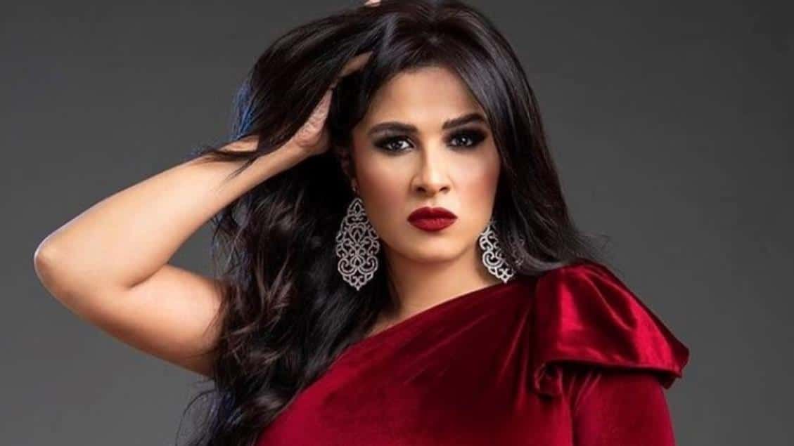 واحدة يمين وواحدة شمال .. اتفرج ياسمين عبد العزيز تفاجئ جمهورها بظهور غريب