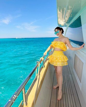 شاهد .. نسرين طافش حافية القدمين على متن قارب.. وقد اختارت هذا اللون