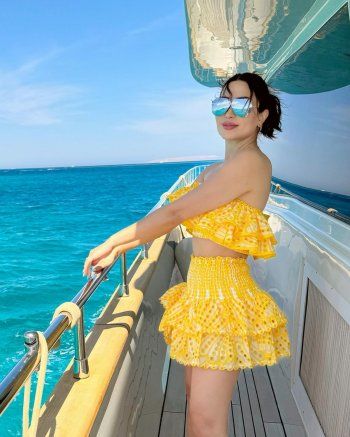 شاهد .. نسرين طافش حافية القدمين على متن قارب.. وقد اختارت هذا اللون