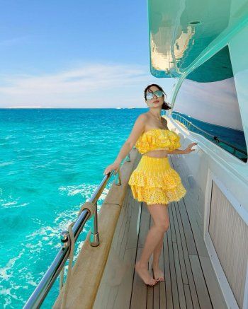 شاهد .. نسرين طافش حافية القدمين على متن قارب.. وقد اختارت هذا اللون