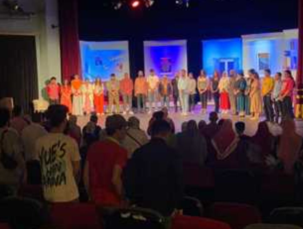 دقيقه حداد على روح الراحل صلاح السعدني أثناء عرض مسرحية ” يوم عاصم جداً”