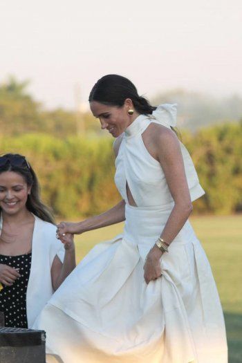 شاهد .. بعد تقبيلها الأمير هاري.. إطلالة ميغان ماركل تلفت الأنظار وهذا سعرها