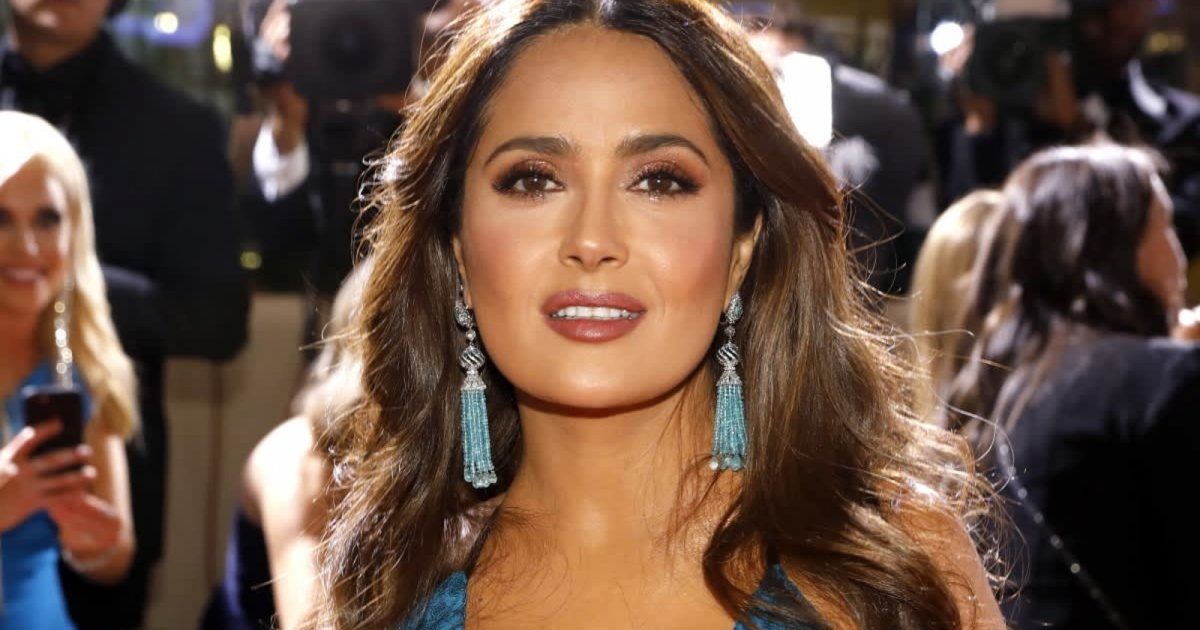 شاهد .. بالصور- سلمى حايك تتألق بفستان أزرق لامع في إيطاليا