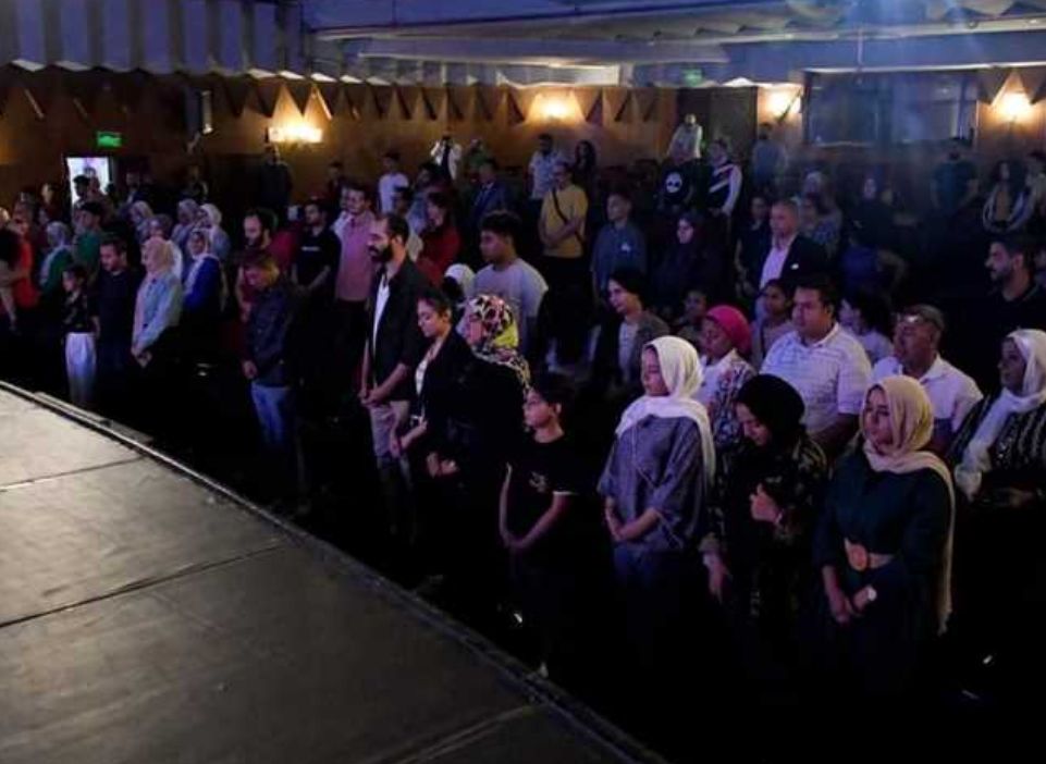 دقيقه حداد على روح الراحل صلاح السعدني أثناء عرض مسرحية ” يوم عاصم جداً”