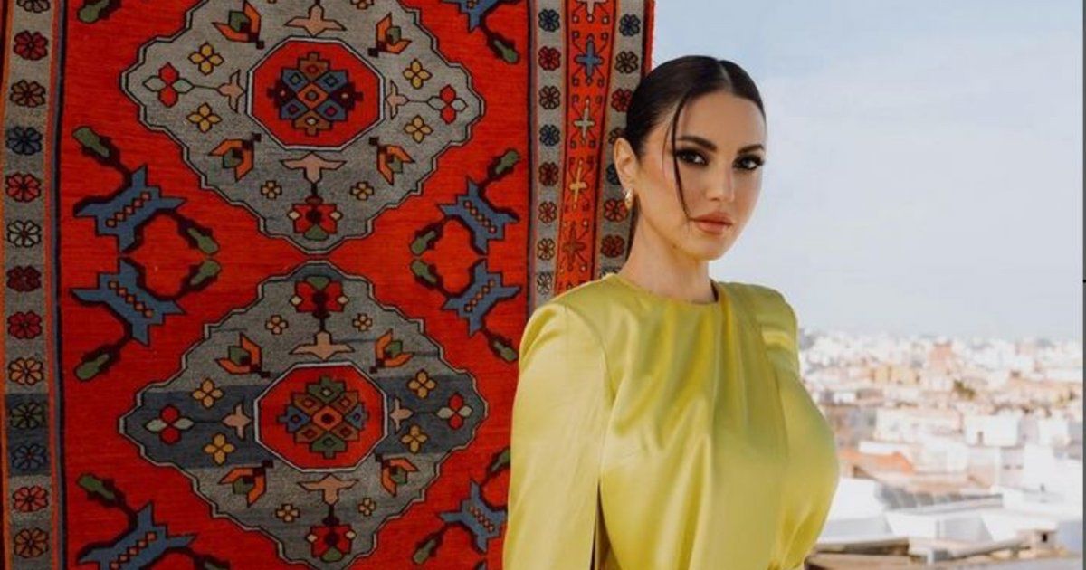 شاهد .. درّة التونسية تستعرض إطلالتها الأنيقة في العلا من توقيع رامي قاضي