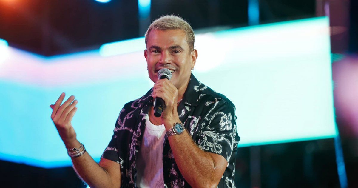 شاهد .. عمرو دياب بإطلالة أنيقة في البحرين.. وسعر خيالي لأساوره المرصعة بالماس