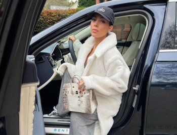 شاهد .. جنيفر لوبيز وجورجينا رودريغيز وغيرهما يمتلكن أغلى حقيبة يد في العالم.. ونجمة عربية وحيدة اشترتها وهذا سعرها