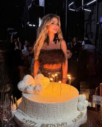 شاهد .. بالصور- ساندرا رزق تسحر الجمهور بانوثتها و جمالها.. سعر حقيبة يدها الخيالي سيفاجئكم