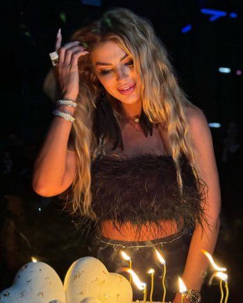 شاهد .. بالصور- ساندرا رزق تسحر الجمهور بانوثتها و جمالها.. سعر حقيبة يدها الخيالي سيفاجئكم