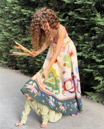 شاهد .. ميريام فارس تتألق بفستان صيفي ملون.. إليكم سعره