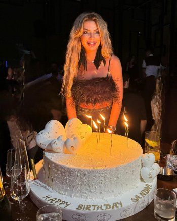 شاهد .. بالصور- ساندرا رزق تسحر الجمهور بانوثتها و جمالها.. سعر حقيبة يدها الخيالي سيفاجئكم