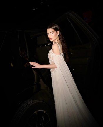 شاهد .. روان بن حسين تتألق بفستان أبيض بدت فيه كالأميرات