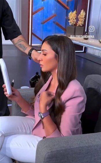 شاهد .. ساعة يد دينا الشربيني تلفت الأنظار.. تصميم مميز وسعر مرتفع للغاية