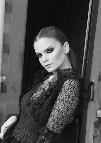 شاهد .. خاص - نيللي معتوق: أتمنى تقديم ثنائية مع بديع أبو شقرا.. ولم أخف من المقارنة مع الشحرورة صباح