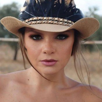 شاهد .. خاص - نيللي معتوق: أتمنى تقديم ثنائية مع بديع أبو شقرا.. ولم أخف من المقارنة مع الشحرورة صباح