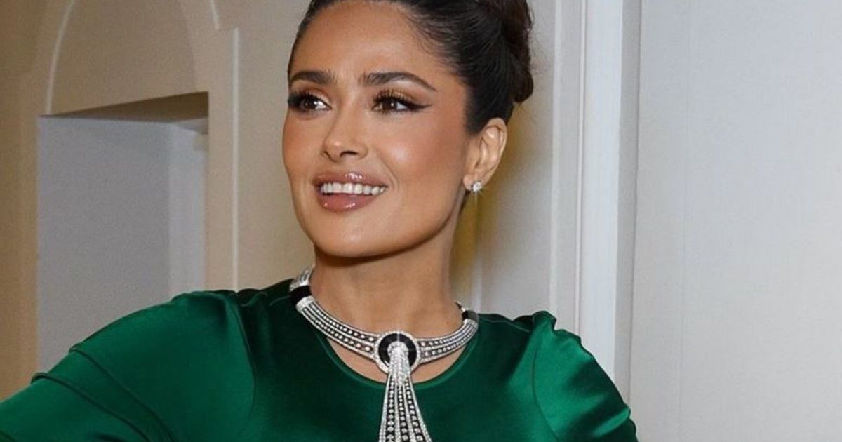 شاهد .. سلمى حايك تتألق على غلاف مجلة Vogue بإطلالتين من تصميم نيكولا جبران ورامي قاضي - بالصور