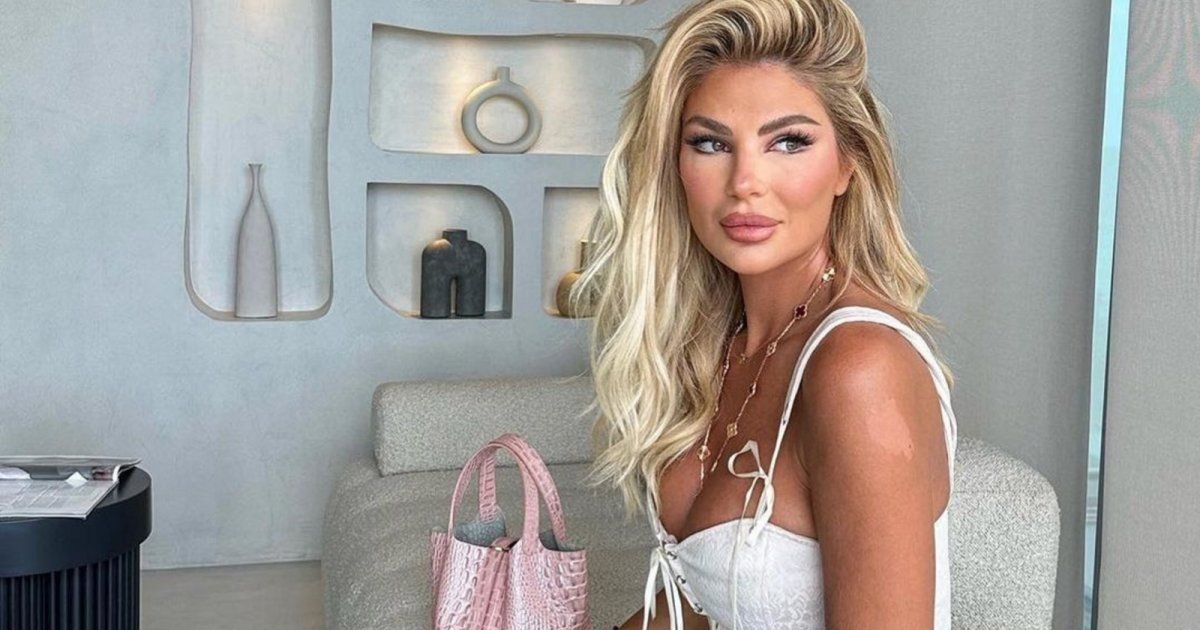 شاهد .. بالصور- ساندرا رزق تتالق بإطلالتها الكاجوال الرائعة.. إليكم سعر حقيبة يدها الخيالي