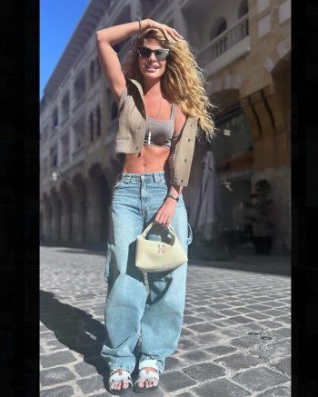 شاهد .. بالصور- ساندرا رزق تتالق بإطلالتها الكاجوال الرائعة.. إليكم سعر حقيبة يدها الخيالي