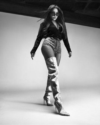 شاهد .. هيفا وهبي سعيدة لظهورها كأول فنانة عربية على غلاف هذه المجلة العالمية-بالصور