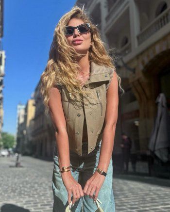 شاهد .. بالصور- ساندرا رزق تتالق بإطلالتها الكاجوال الرائعة.. إليكم سعر حقيبة يدها الخيالي