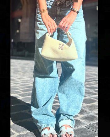 شاهد .. بالصور- ساندرا رزق تتالق بإطلالتها الكاجوال الرائعة.. إليكم سعر حقيبة يدها الخيالي