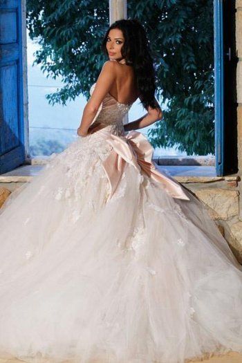 شاهد .. مايا رعيدي أحدثهن.. إليكم أجمل فساتين ملكات جمال لبنان في حفلات زفافهن