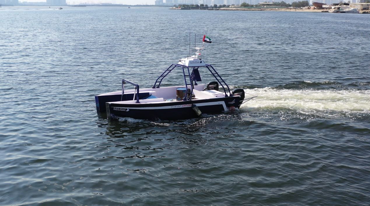 بلدية دبي تُطلق كاشطة بحرية ذكية تعمل عن بعد لجمع المخلفات العائمة في الخور والقنوات المائية