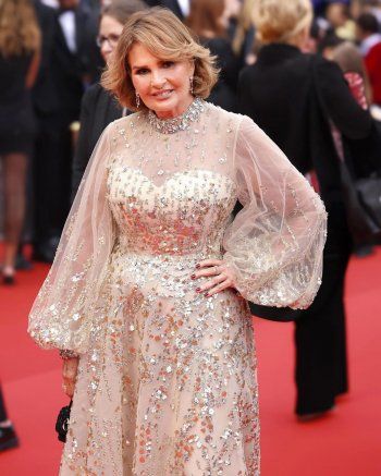 شاهد .. يسرا تتألق بفستان أنيق من تصميم طوني ورد