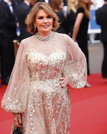 شاهد .. يسرا تتألق بفستان أنيق من تصميم طوني ورد