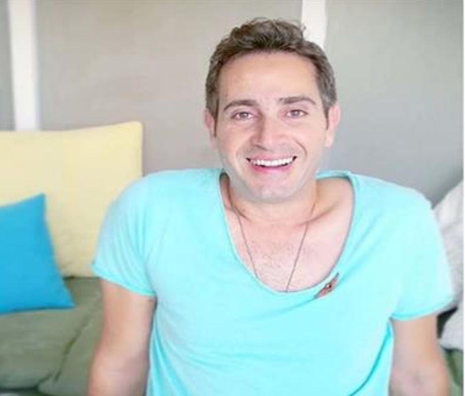 جلال الزكي نام على عجلة القيادة فانقلبت سيارته