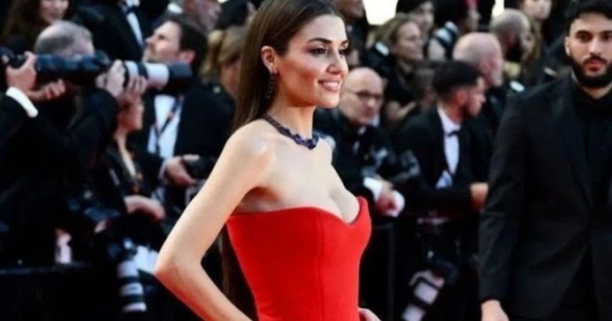 شاهد .. هاندا أرتشيل تخطف القلوب في مهرجان كان.. هكذا بدت بفستان صمم لها خصيصاً