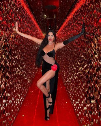 شاهد .. لاميتا فرنجية تطل بفستان جريء للغاية .. شفاف وذو فتحة طويلة وهذا سعره