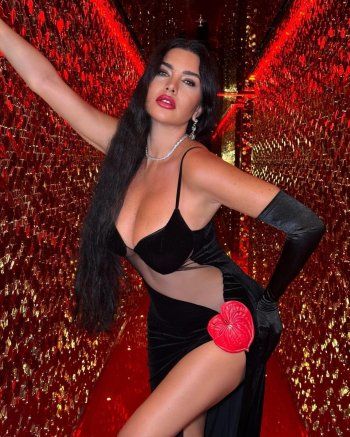 شاهد .. لاميتا فرنجية تطل بفستان جريء للغاية .. شفاف وذو فتحة طويلة وهذا سعره