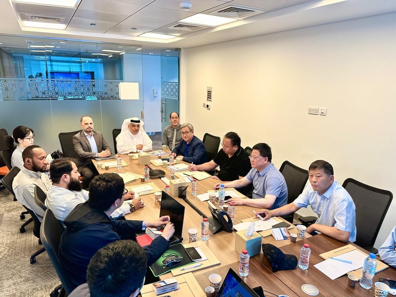 “الطاقة والبنية التحتية” تبحث التعاون مع هيئة المسح الجيولوجي الصينية