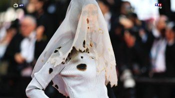 شاهد .. عارضة أزياء محجبة تلفت الأنظار في مهرجان كان.. وهذا ما إختارته